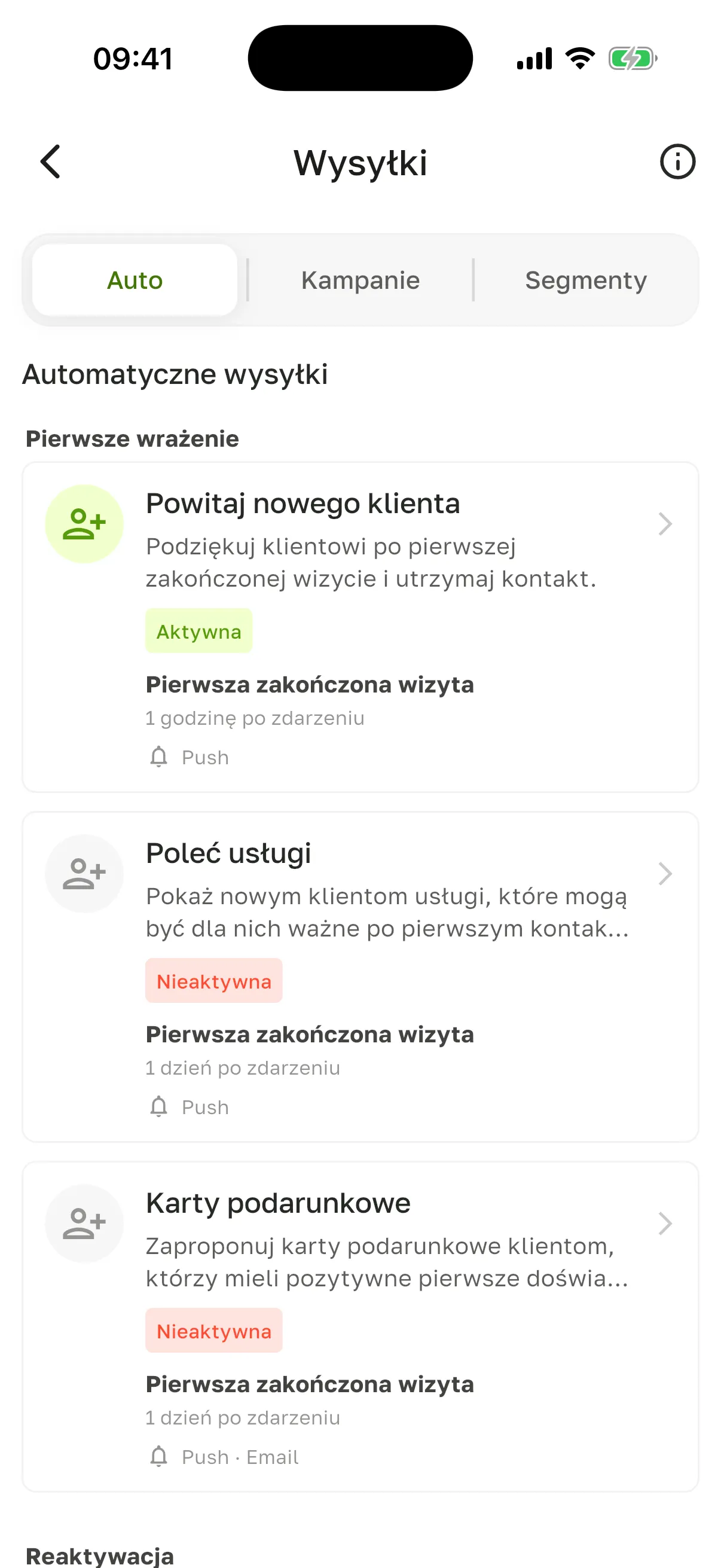 Ekran „Wysyłki”, zakładka „Auto”: grupa „Pierwsze wrażenie” z wysyłkami „Powitaj nowego klienta” (status „Aktywna”), „Poleć usługi” i „Karty podarunkowe” (status „Nieaktywna”)
