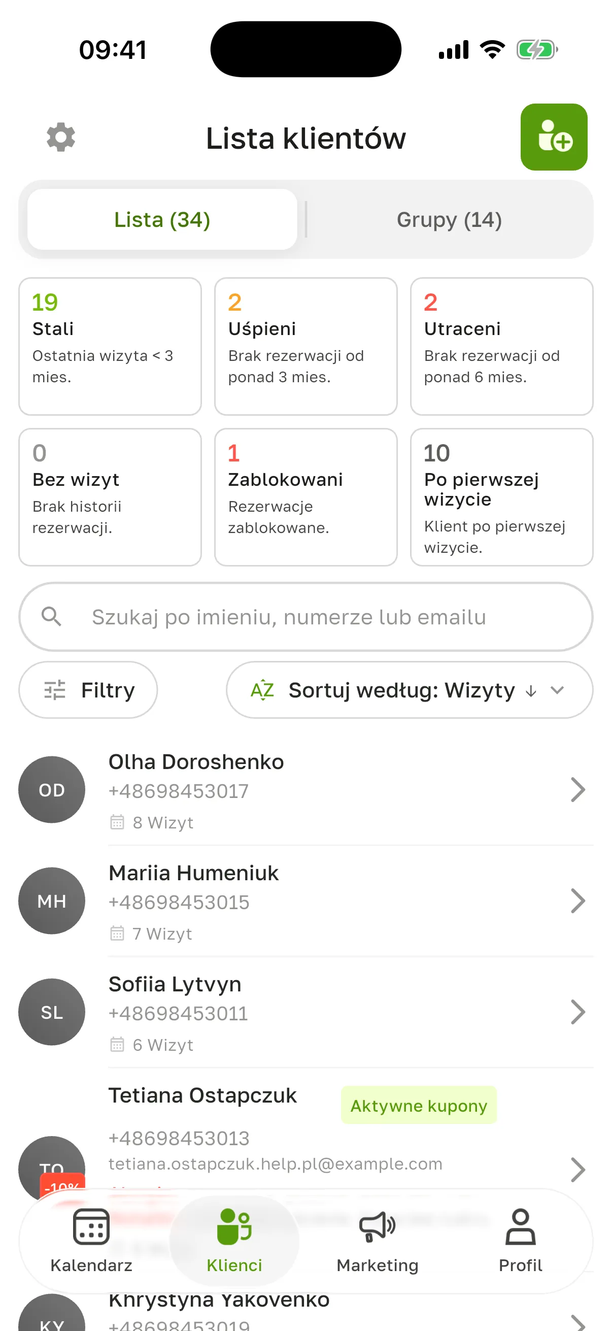 Ekran „Lista klientów”: przełącznik „Lista” / „Grupy”, kafelki grup, wyszukiwarka, przyciski „Filtry” i „Sortuj według” oraz lista klientów