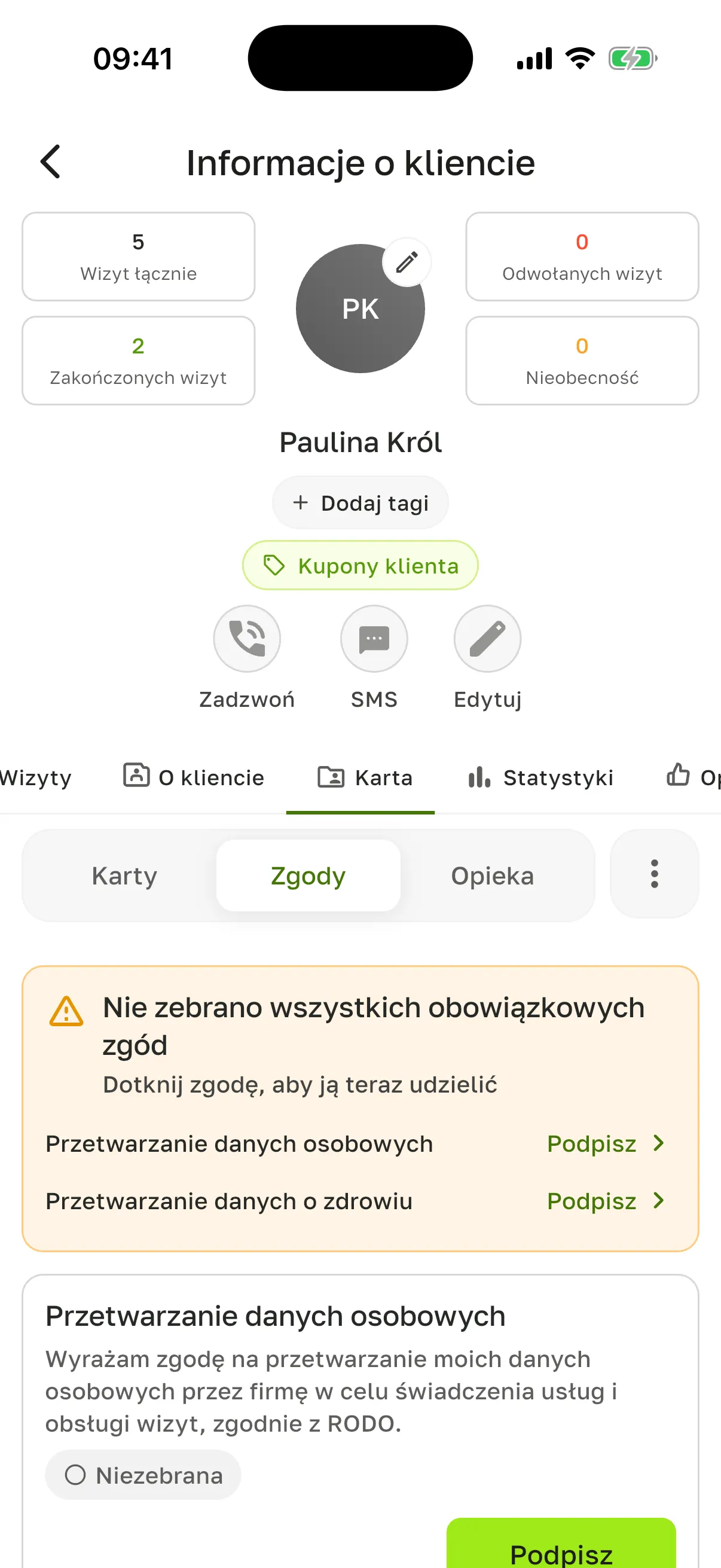Sekcja „Zgody” klientki Paulina Król: pomarańczowy pasek „Nie zebrano wszystkich obowiązkowych zgód” z wierszami „Przetwarzanie danych osobowych” i „Przetwarzanie danych o zdrowiu”, przy każdym „Podpisz ›”, niżej karta „Przetwarzanie danych osobowych” ze statusem „Niezebrana” i przyciskiem „Podpisz”