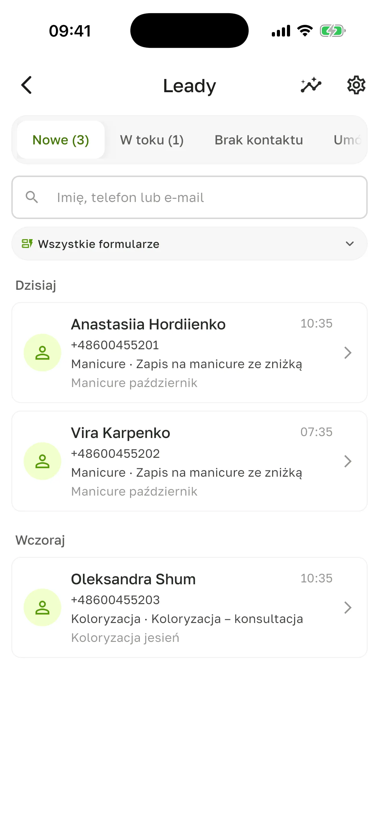Sekcja „Leady”: zakładki statusów, wyszukiwarka i zgłoszenia według dni