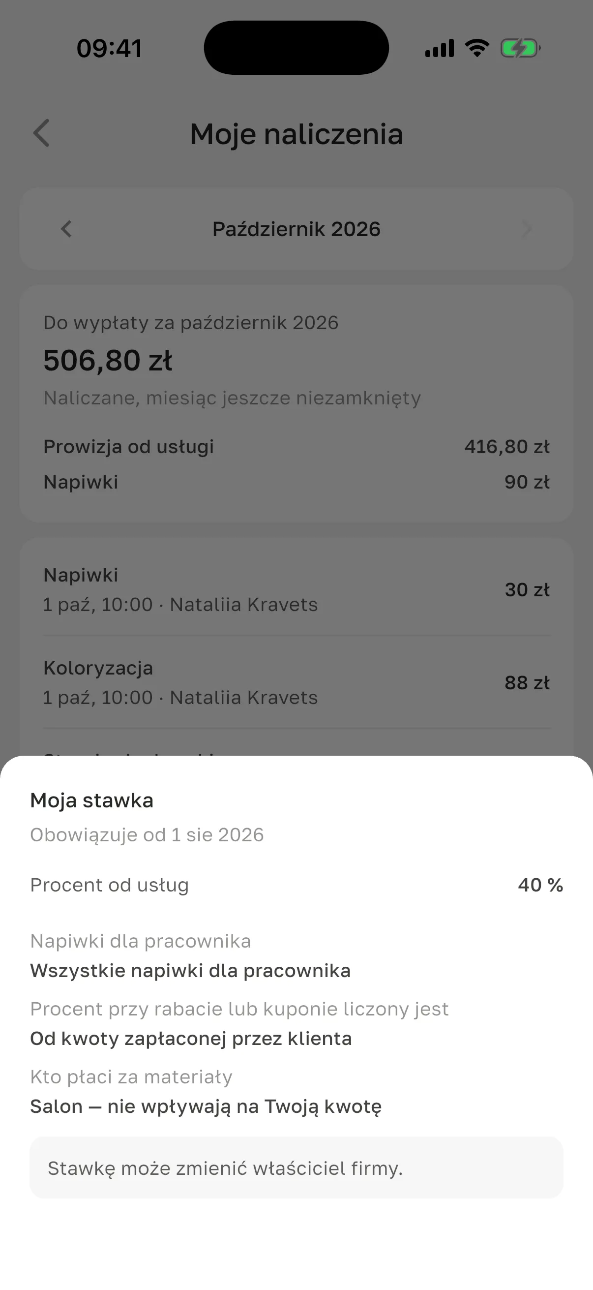 Panel „Moja stawka” nad ekranem „Moje naliczenia”: „Obowiązuje od 1 sie 2026”, „Procent od usług” 40 %, „Napiwki dla pracownika”, „Procent przy rabacie lub kuponie liczony jest”, „Kto płaci za materiały” i „Stawkę może zmienić właściciel firmy.”