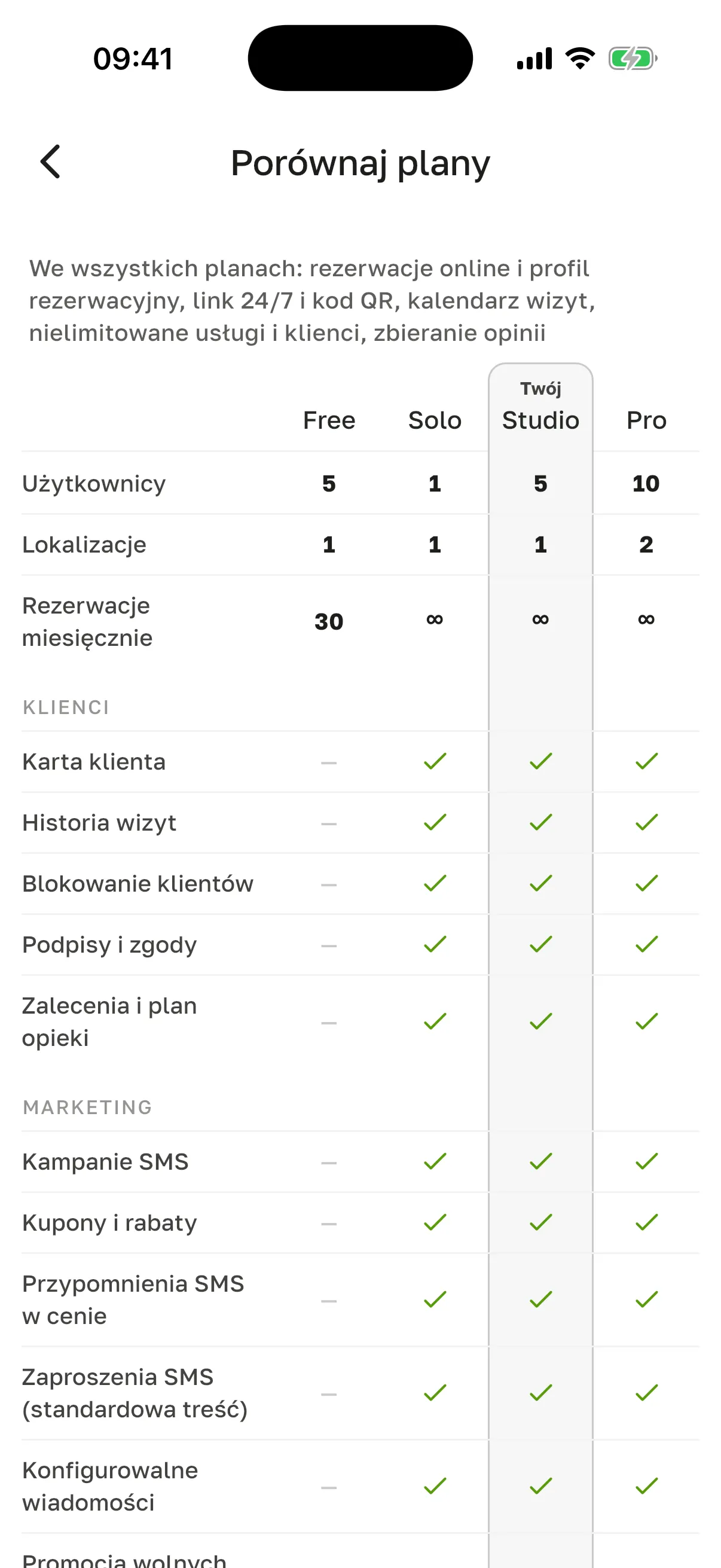 Ekran „Porównaj plany” na iPhonie: Free, Solo, Studio z oznaczeniem „Twój” i Pro bez cen, wiersze „Użytkownicy”, „Lokalizacje”, „Rezerwacje miesięcznie”, funkcje z sekcji „Klienci” i „Marketing”