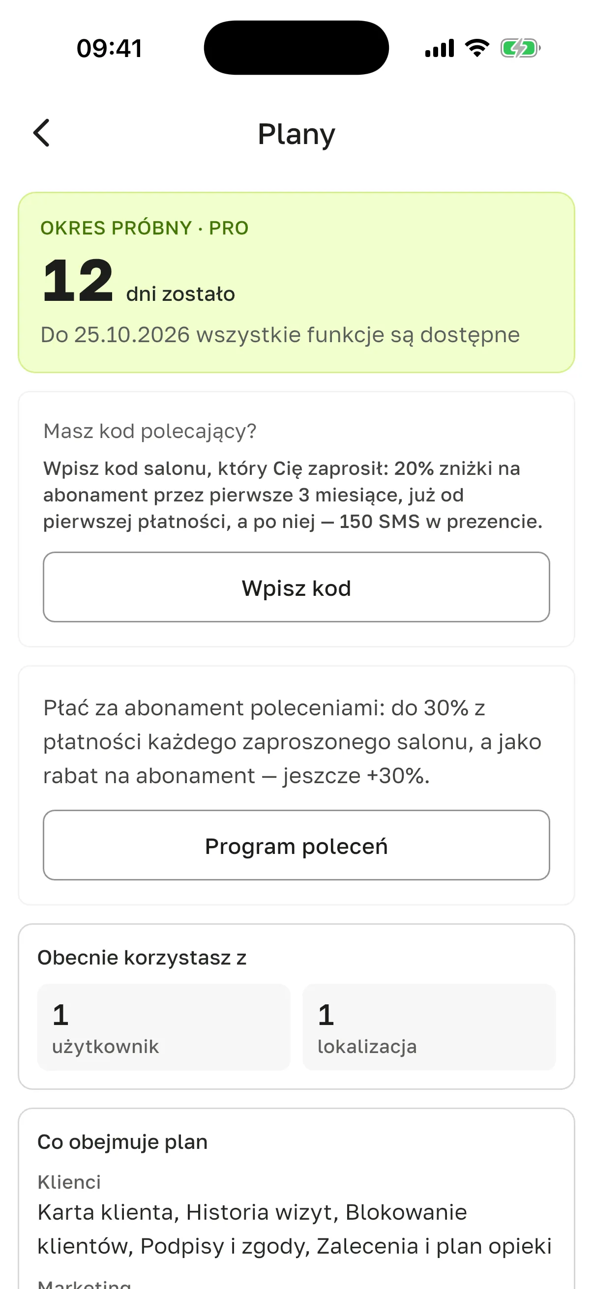 Ekran „Plany” nowego salonu w okresie próbnym: „Okres próbny · Pro”, „12 dni zostało”, „Do 25.10.2026 wszystkie funkcje są dostępne”, karty „Masz kod polecający?” z przyciskiem „Wpisz kod” i „Program poleceń”, „Obecnie korzystasz z”: 1 użytkownik, 1 lokalizacja