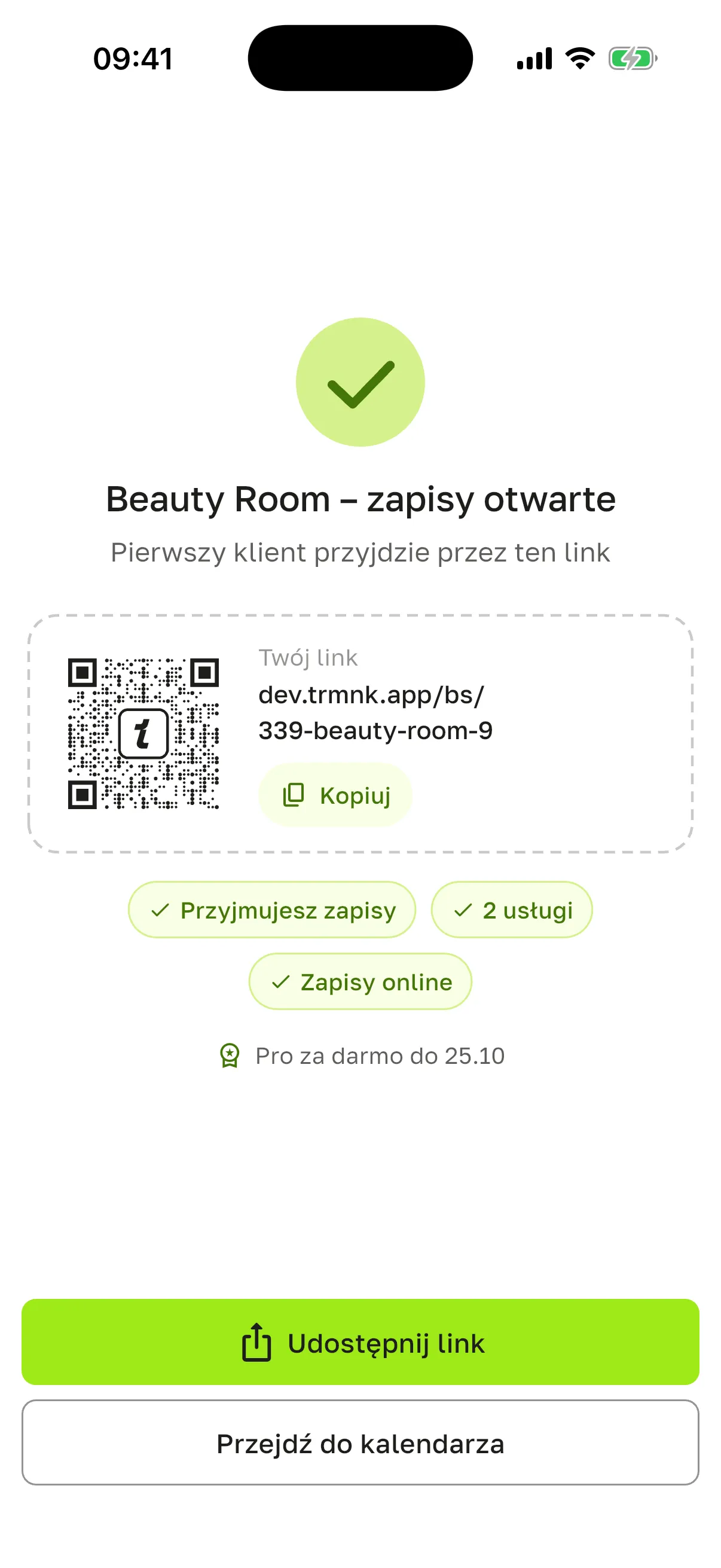 Ekran „Beauty Room – zapisy otwarte”: link dev.trmnk.app/bs/… z kodem QR i przyciskiem „Kopiuj”, oznaczenia „Przyjmujesz zapisy”, „2 usługi”, „Zapisy online”, wiersz „Pro za darmo do 25.10”, przyciski „Udostępnij link” i „Przejdź do kalendarza”