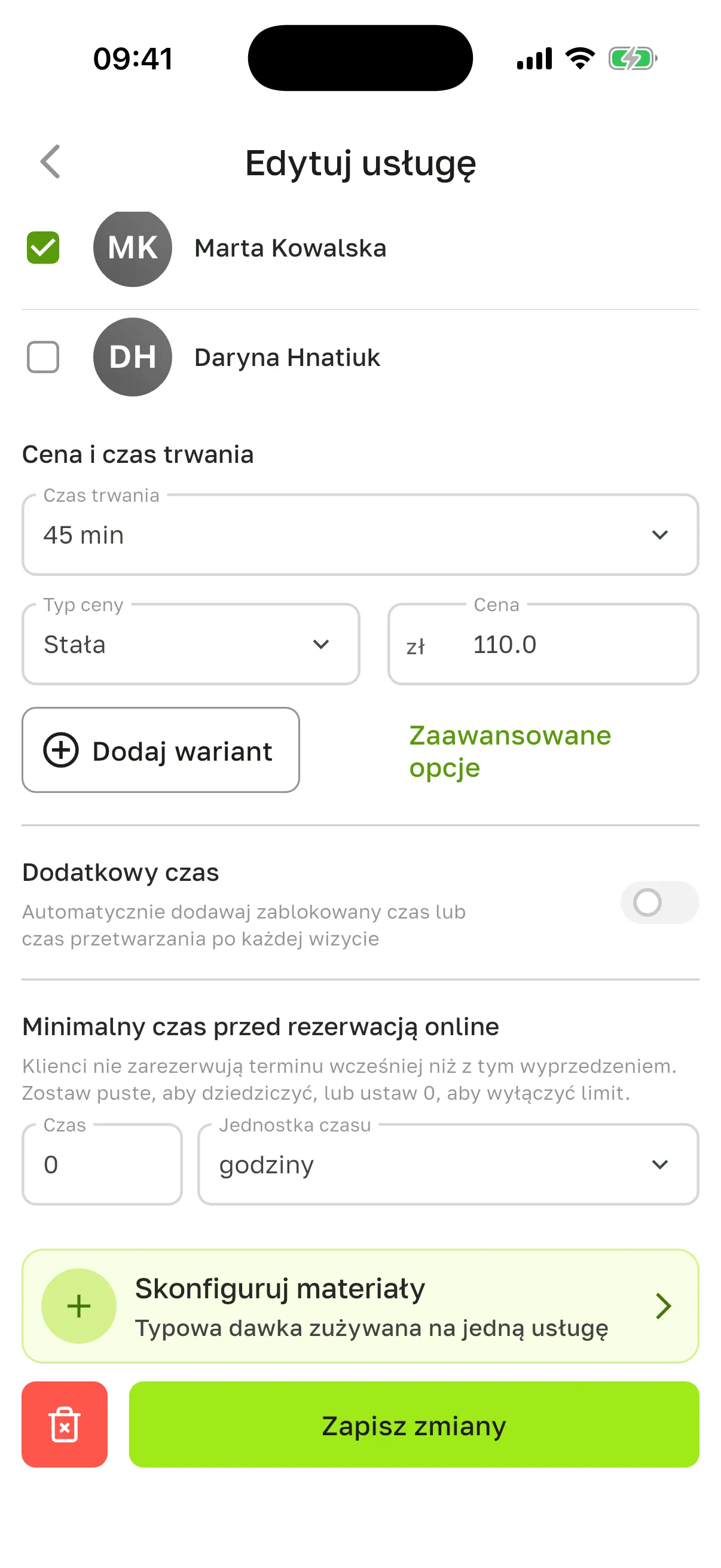 Formularz „Edytuj usługę” przewinięty w dół: „Cena i czas trwania” (45 min, 110 zł), „Dodatkowy czas”, „Minimalny czas przed rezerwacją online” i zielony kafelek „Skonfiguruj materiały” – „Typowa dawka zużywana na jedną usługę”