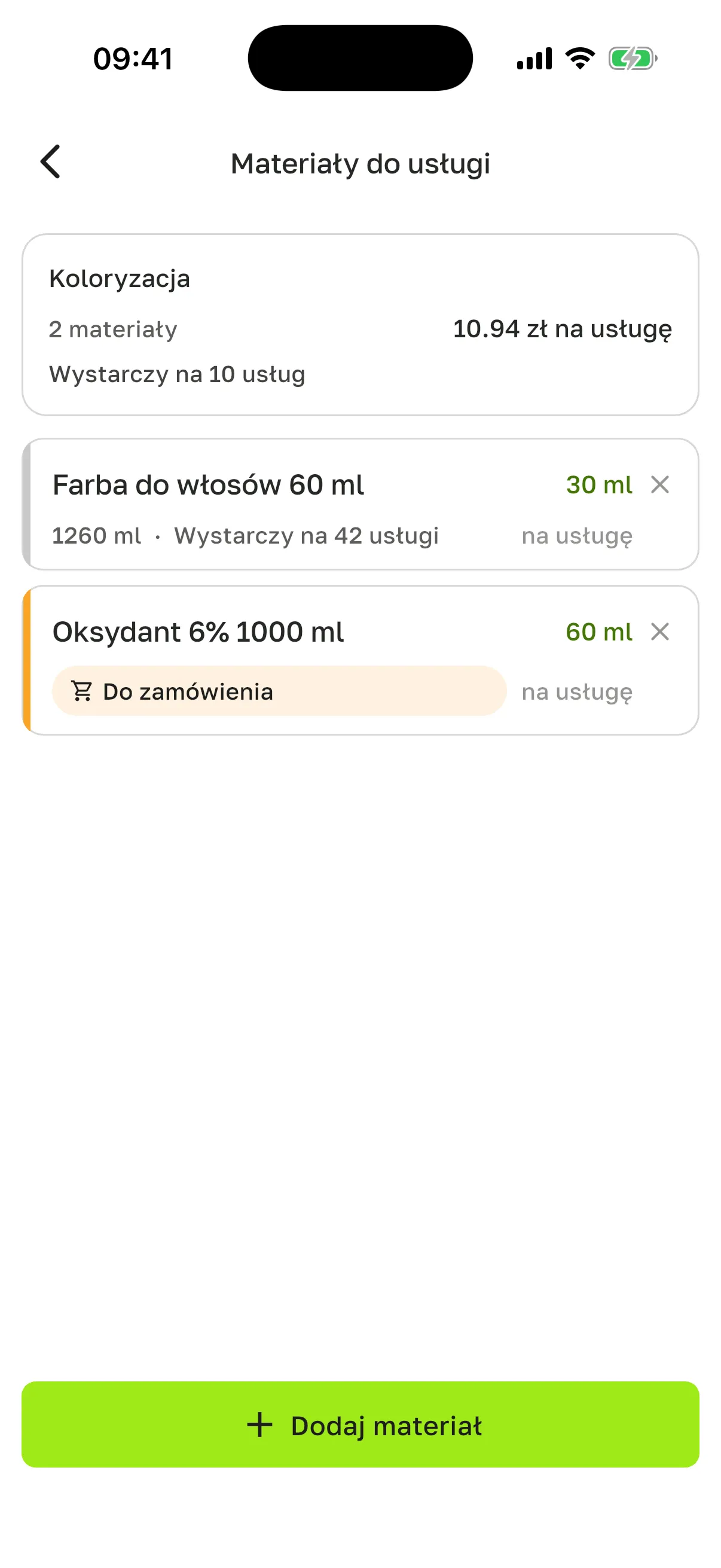 Ekran „Materiały do usługi” dla „Koloryzacja”: „2 materiały”, „10,94 zł na usługę”, „Wystarczy na 10 usług”; „Farba do włosów 60 ml” – 30 ml na usługę, 1260 ml, „Wystarczy na 42 usługi”; „Oksydant 6% 1000 ml” – 60 ml na usługę, „Do zamówienia”; przycisk „Dodaj materiał”