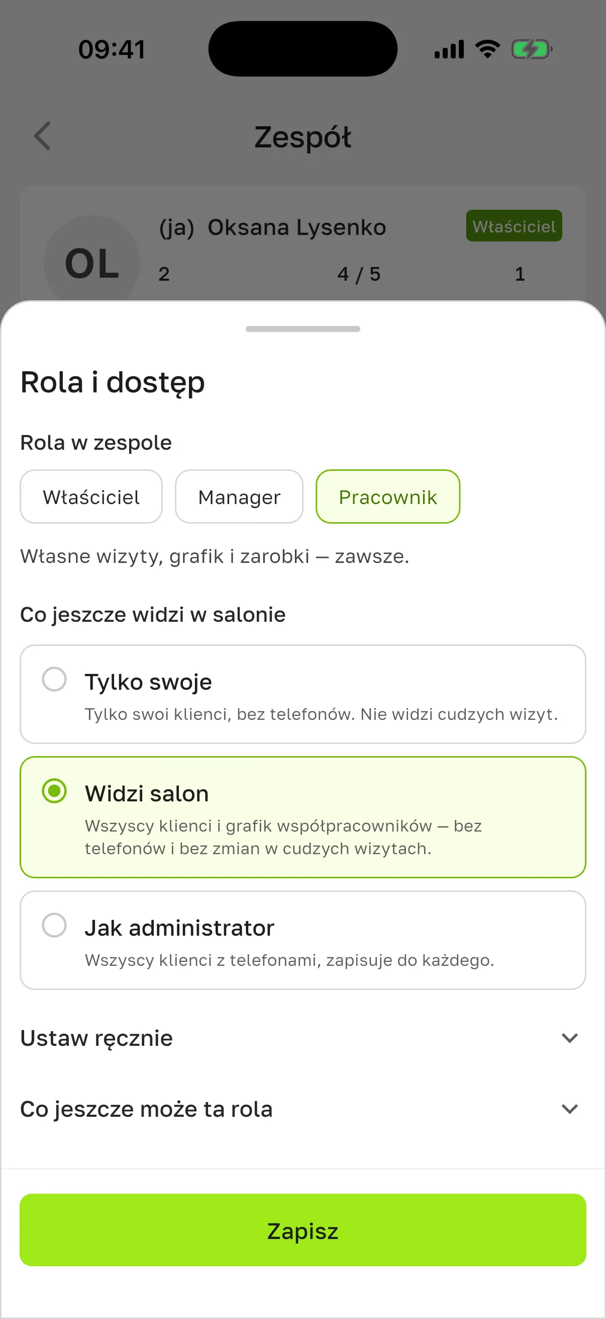 Okno „Rola i dostęp”: w polu „Rola w zespole” wybrany „Pracownik”, w „Co jeszcze widzi w salonie” – „Widzi salon”; niżej „Ustaw ręcznie”, „Co jeszcze może ta rola” i „Zapisz”