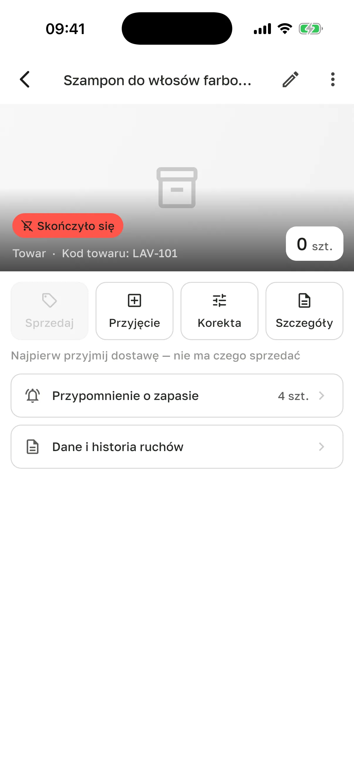Karta towaru „Szampon do włosów farbo…” (kod towaru LAV-101): stan 0 szt. i plakietka „Skończyło się”, przyciski „Sprzedaj” (nieaktywny), „Przyjęcie”, „Korekta”, „Szczegóły”, podpowiedź „Najpierw przyjmij dostawę – nie ma czego sprzedać”, wiersze „Przypomnienie o zapasie” (4 szt.) i „Dane i historia ruchów”