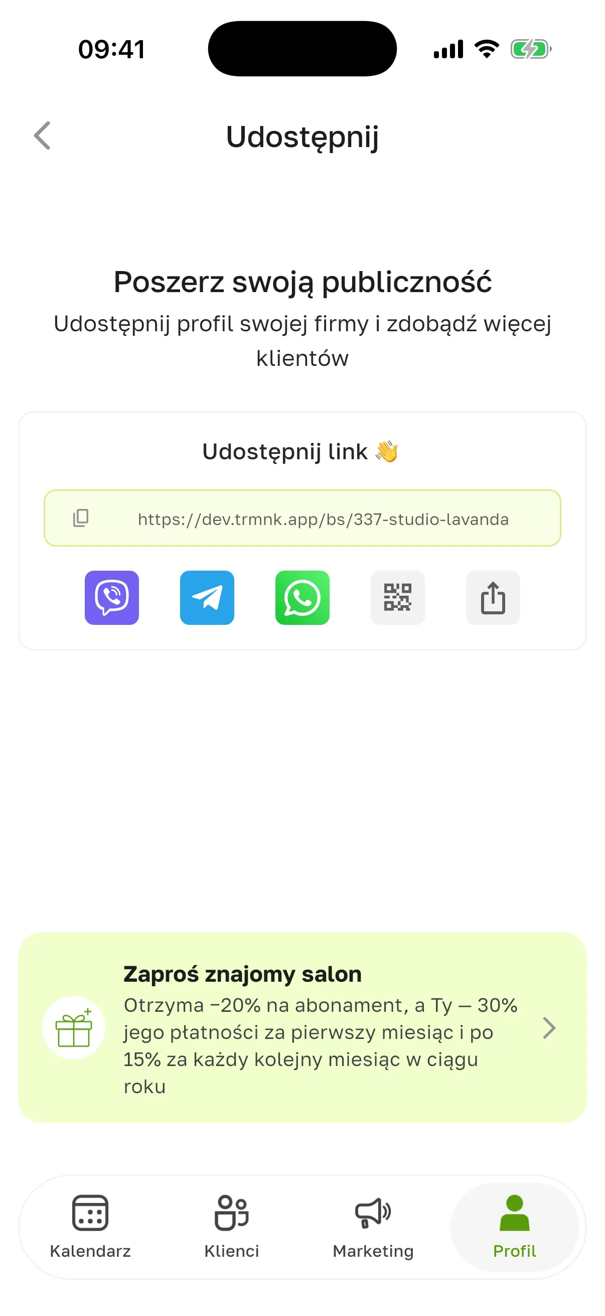 Ekran „Udostępnij”: „Poszerz swoją publiczność”, blok „Udostępnij link 👋” z linkiem, ikony Vibera, Telegrama, WhatsAppa, kodu QR i menu systemowego, karta „Zaproś znajomy salon”