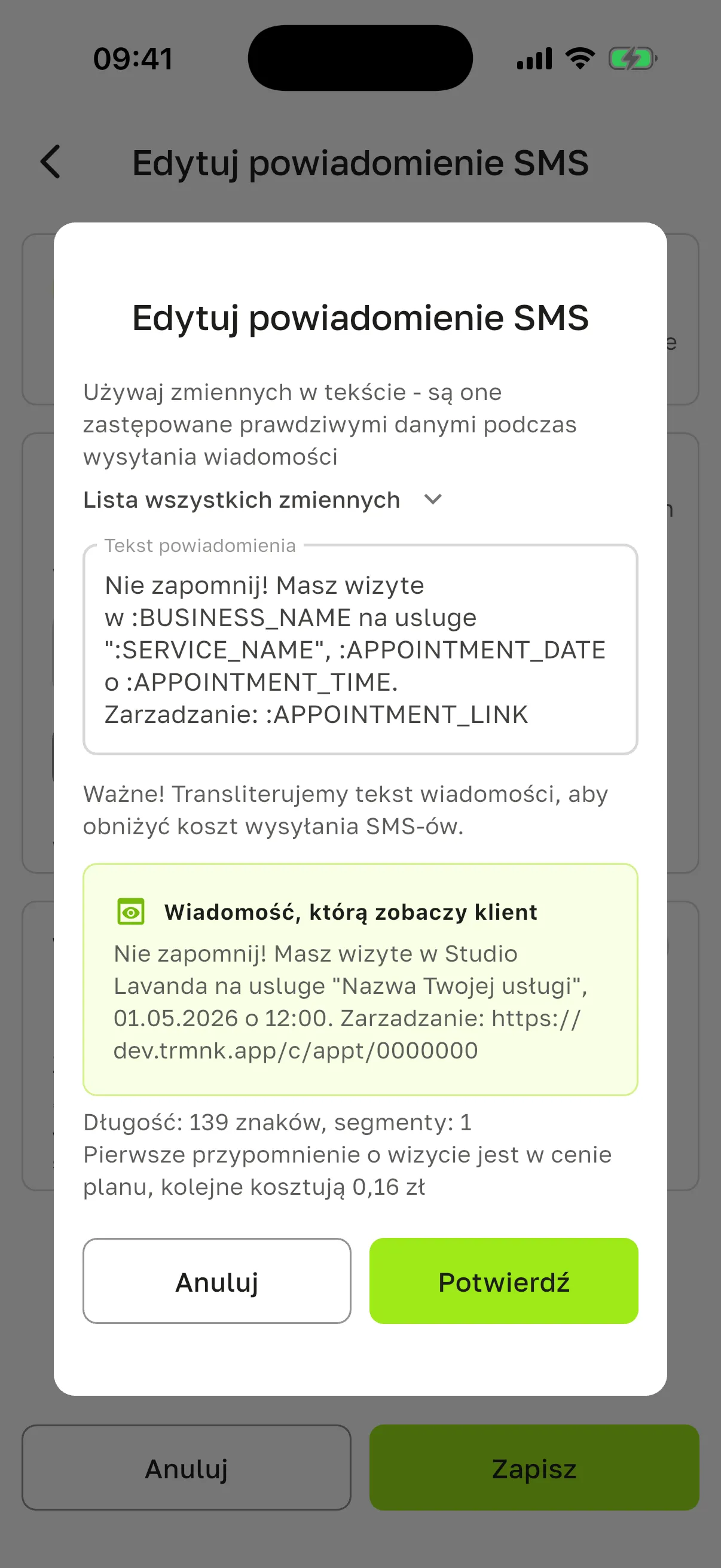 Okno „Edytuj powiadomienie SMS”: „Lista wszystkich zmiennych”, „Tekst powiadomienia” ze zmiennymi, „Wiadomość, którą zobaczy klient”, „Długość: 139 znaków, segmenty: 1”, „Pierwsze przypomnienie o wizycie jest w cenie planu, kolejne kosztują 0,16 zł”, przyciski „Anuluj” i „Potwierdź”