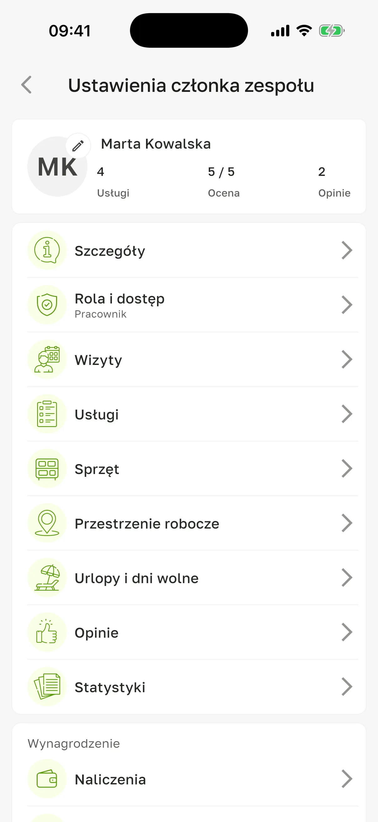 Karta pracownika „Ustawienia członka zespołu”: usługi, ocena, opinie, menu sekcji, a na dole blok „Wynagrodzenie” z pozycją „Naliczenia”