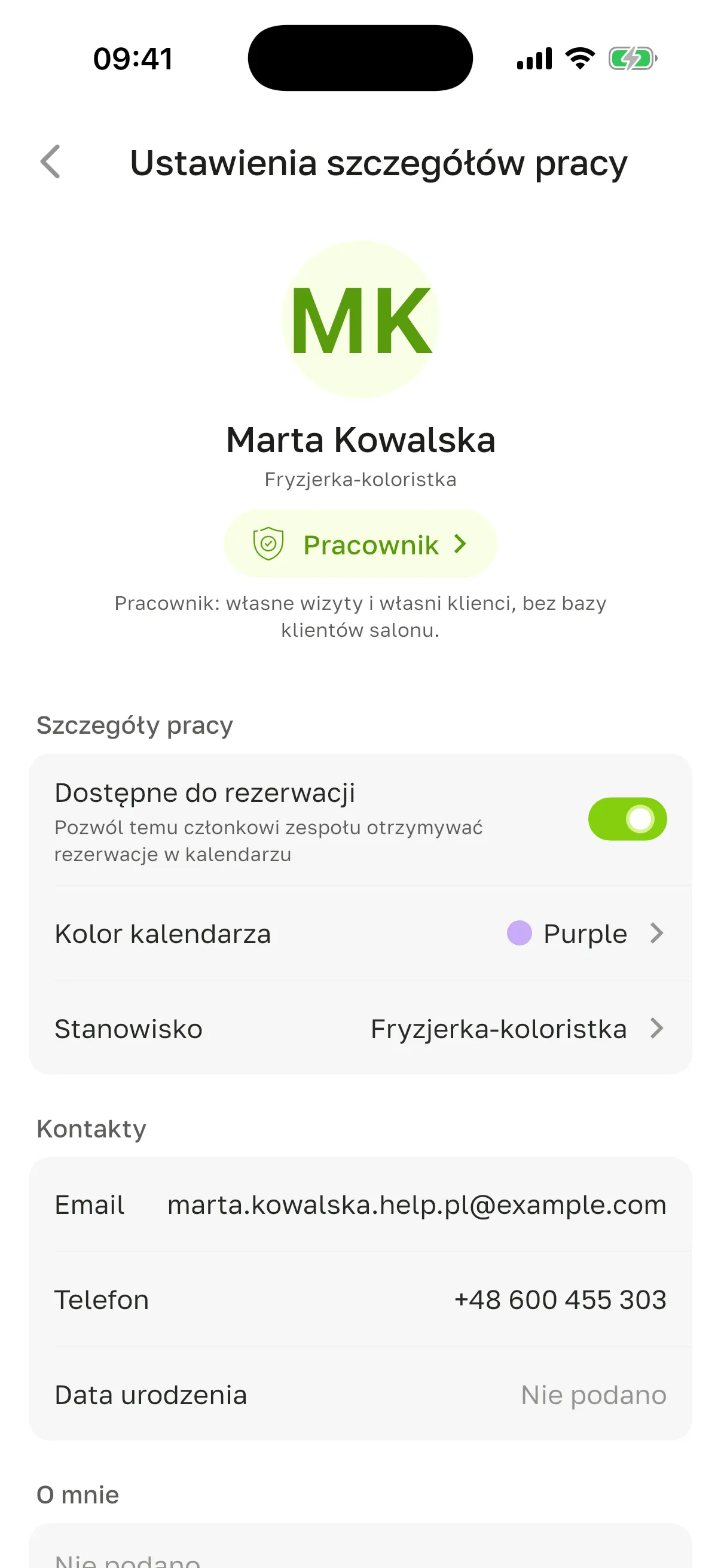 Ekran „Ustawienia szczegółów pracy”: plakietka roli „Pracownik”, blok „Szczegóły pracy” z „Dostępne do rezerwacji”, „Kolor kalendarza” i „Stanowisko”, blok „Kontakty” z „Email”, „Telefon”, „Data urodzenia”