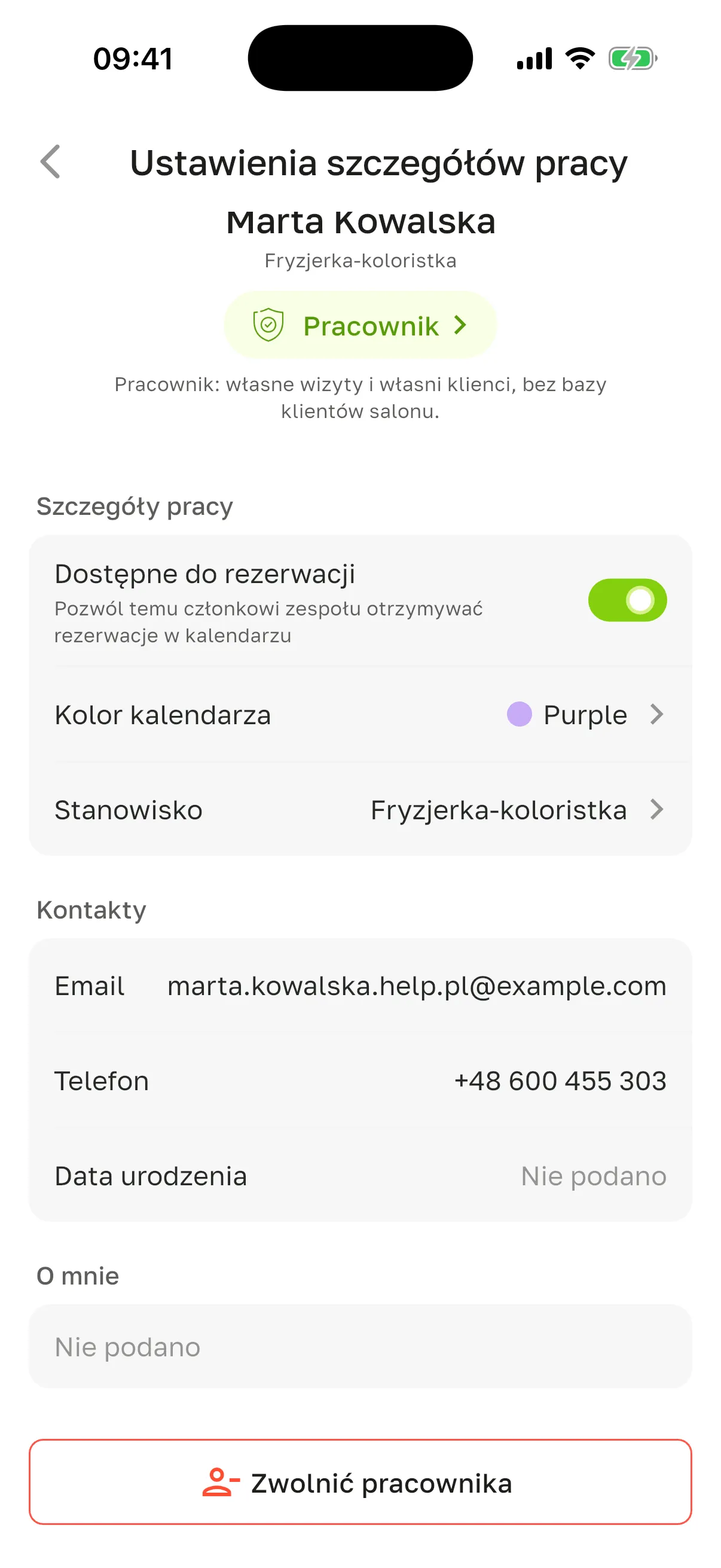 Ekran „Ustawienia szczegółów pracy”, przewinięty w dół: bloki „Kontakty” i „O mnie”, pod nimi przycisk „Zwolnić pracownika”