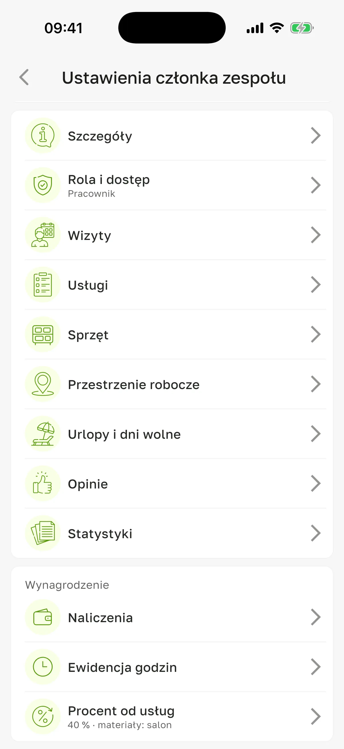 Karta pracownika „Ustawienia członka zespołu”: menu działów, a na dole blok „Wynagrodzenie” – „Naliczenia”, „Ewidencja godzin” i „Procent od usług” z podpisem „40 % · materiały: salon”